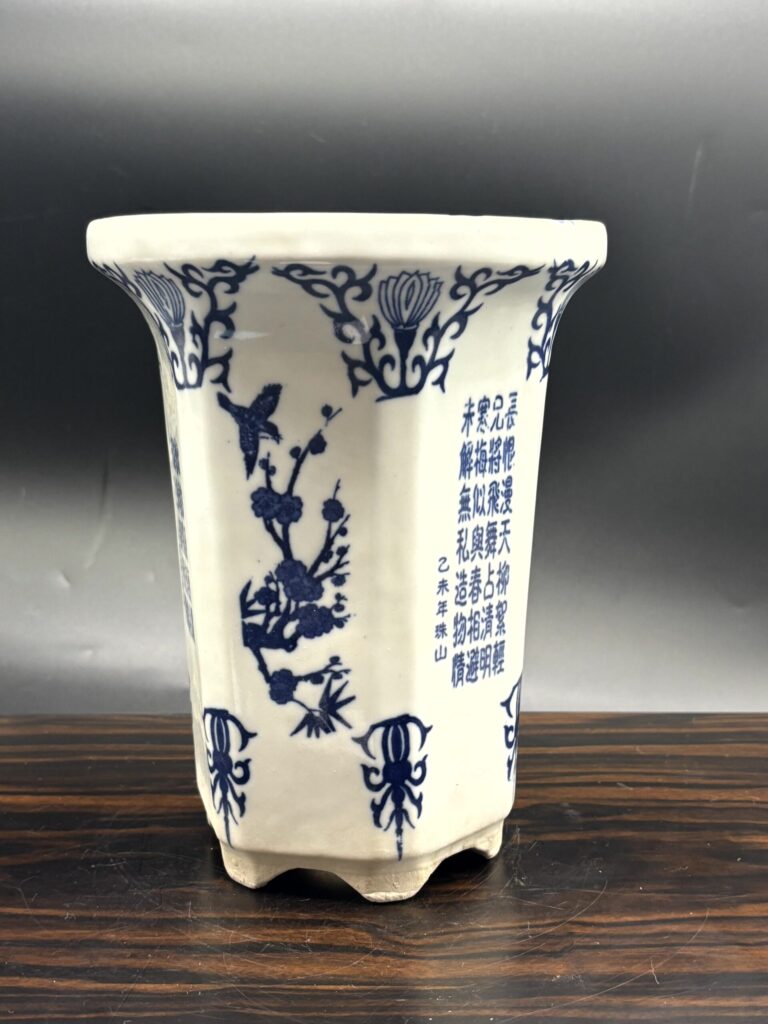 白色の縦長の鉢